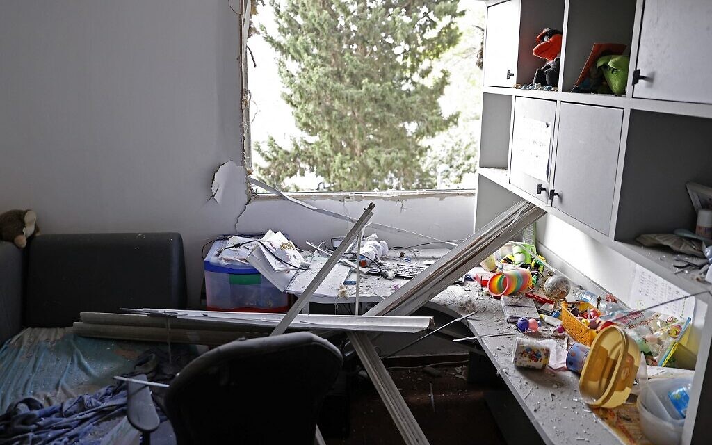 Une chambre visée  par une roquette lancée depuis Gaza à Ashkelon, le 11 mai 2021. (Crédit :  JACK GUEZ / AFP)