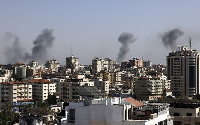 Des colonnes de fumée s'échappent des frappes aériennes israéliennes dans la ville de Gaza, le 11 mai 2021. (MAHMUD HAMS / AFP) Des colonnes de fumée s'échappent des frappes aériennes israéliennes dans la ville de Gaza, le 11 mai 2021. (MAHMUD HAMS / AFP)