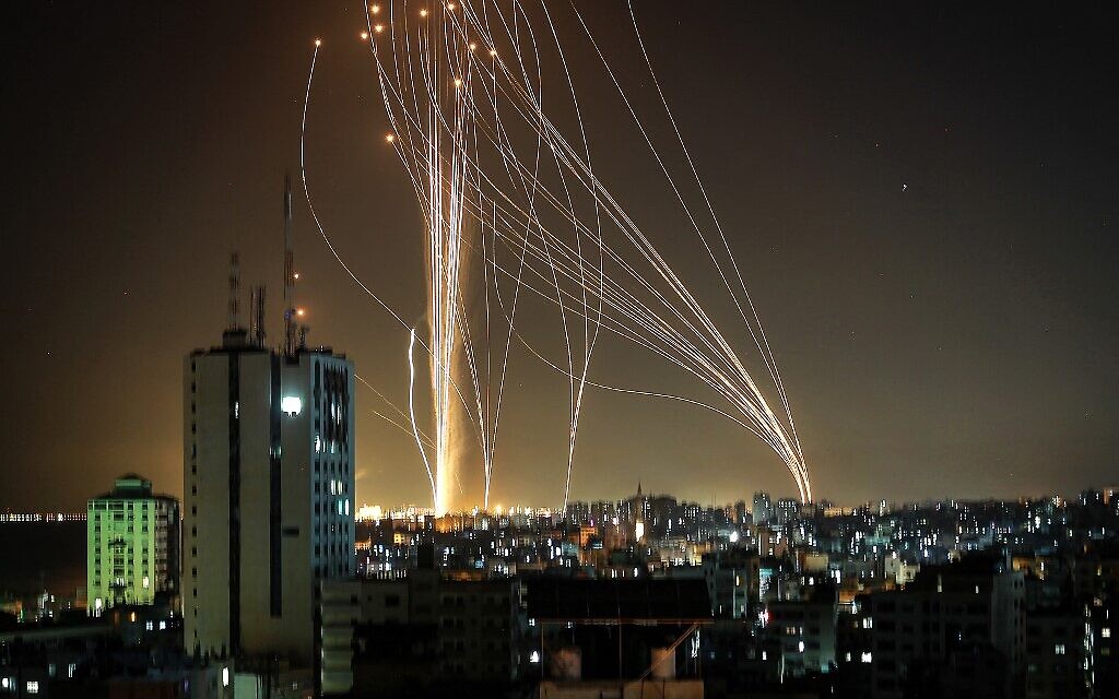 Des roquettes lancées par le Hamas depuis Gaza au dessus de Tel Aviv, le 11 mai 2021. (Crédit : ANAS BABA / AFP)