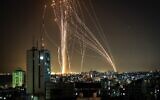 Des roquettes lancées par le Hamas depuis Gaza au dessus de Tel Aviv, le 11 mai 2021. (Crédit : ANAS BABA / AFP)