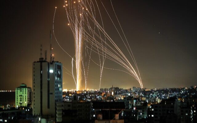 Des roquettes lancées par le Hamas depuis Gaza au dessus de Tel Aviv, le 11 mai 2021. (Crédit : ANAS BABA / AFP) Des roquettes lancées par le Hamas depuis Gaza au dessus de Tel Aviv, le 11 mai 2021. (Crédit : ANAS BABA / AFP)
