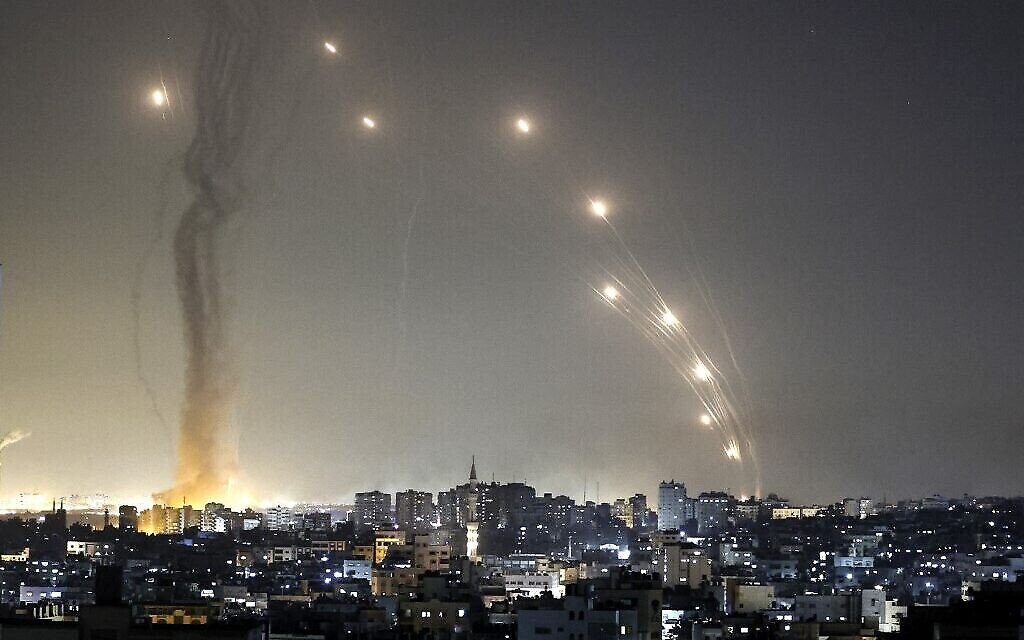 Des roquettes sont lancées vers Israël depuis la ville de Gaza, le 11 mai 2021. (MAHMUD HAMS / AFP)