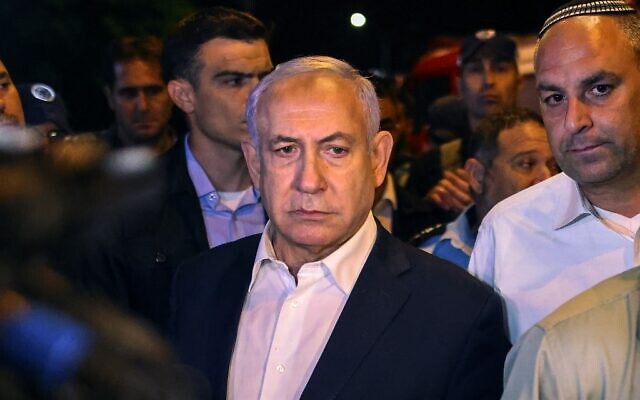 Le Premier ministre Benjamin Netanyahu effectue une visite de la ville mixte judéo-arabe de Lod, tôt le 12 mai 2021, alors que l'état d'urgence est imposé suite à des émeutes arabes. À sa droite, le maire de Lod, Yair Revivo. (AHMAD GHARABLI / AFP) Le Premier ministre Benjamin Netanyahu effectue une visite de la ville mixte judéo-arabe de Lod, tôt le 12 mai 2021, alors que l'état d'urgence est imposé suite à des émeutes arabes. À sa droite, le maire de Lod, Yair Revivo. (AHMAD GHARABLI / AFP)