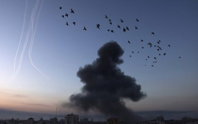 De la fumée s'élève après une série de frappes aériennes israéliennes dans la ville de Gaza, tôt le 12 mai 2021. (Crédit : MOHAMMED ABED / AFP)