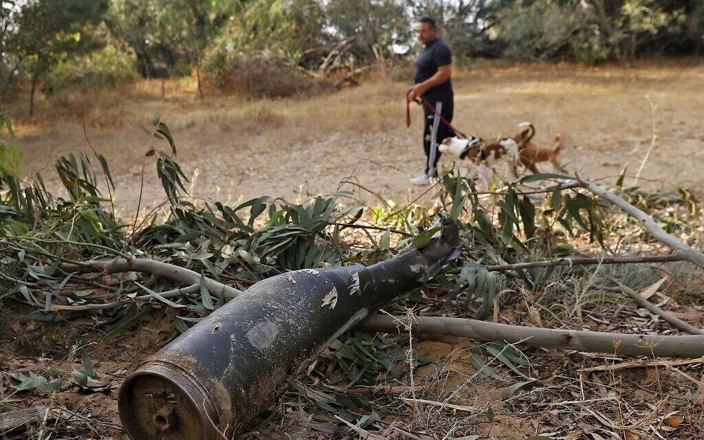 Un débris de roquette tirée par le Hamas depuis Gaza, détruite par une batterie du Dôme de Fer, Ashkelon, le 12 mai 2021. (Crédit : JACK GUEZ / AFP)