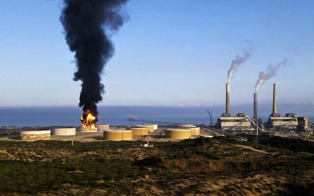 Un incendie fait rage dans une raffinerie à Ashkelon, tôt le 12 mai 2021, après qu'elle a été touchée par des roquettes tirées par le groupe terroriste Hamas la veille. (Jack Guez/AFP)