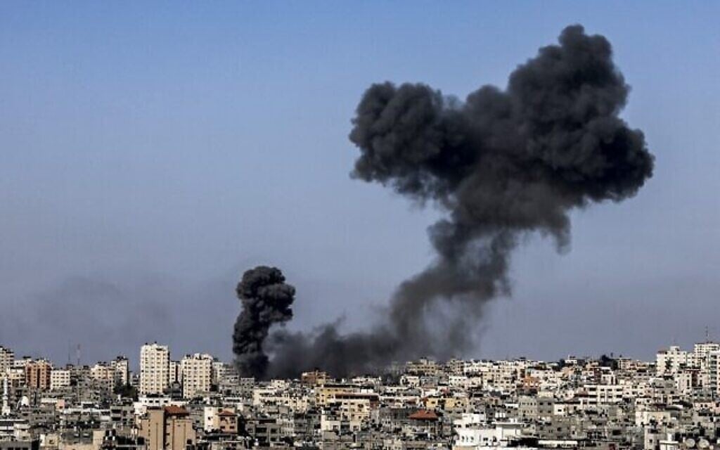 Des colonnes de fumée s'élèvent après des frappes aériennes israéliennes sur la ville de Gaza, le 12 mai 2021. (MAHMUD HAMS / AFP)