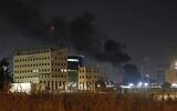 Colonnes de fumée au-dessus de la ville de Lod, secouée par des émeutes, le 12 mai 2021. (Crédit : Ahmad GHARABLI / AFP)