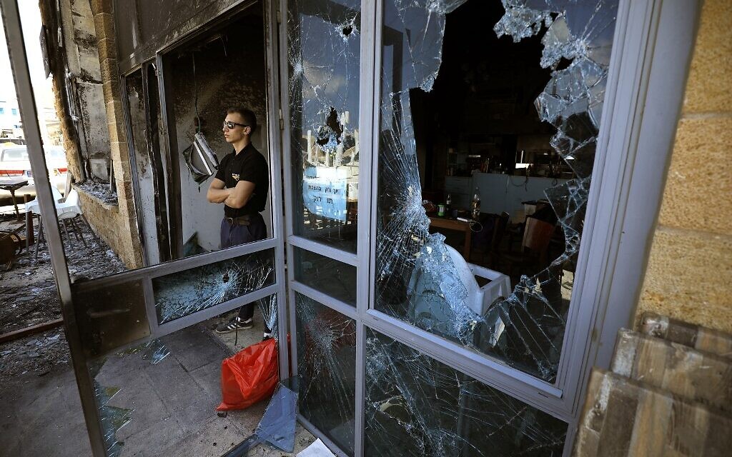 Le restaurant juif Uri Buri d'Akko, connu pour son engagement en faveur de la coexistence, a été attaqué et fortement endommagé lors des émeutes dans la ville, le 13 mai 2021. (JALAA MAREY / AFP) Le restaurant juif Uri Buri d'Akko, connu pour son engagement en faveur de la coexistence, a été attaqué et fortement endommagé lors des émeutes dans la ville, le 13 mai 2021. (JALAA MAREY / AFP)