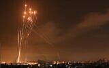 Des roquettes tirées vers Israël depuis Beit Lahia dans le nord de la bande de Gaza, illuminent le ciel nocturne le 14 mai 2021, tandis que les missiles du Dôme de Fer sont tirés pour les intercepter. (Photo: MOHAMMED ABED / AFP)