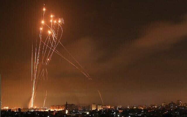 Des roquettes tirées vers Israël depuis Beit Lahia dans le nord de la bande de Gaza, illuminent le ciel nocturne le 14 mai 2021, tandis que les missiles du Dôme de Fer sont tirés pour les intercepter. (Photo: MOHAMMED ABED / AFP)