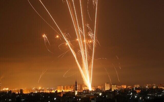 Des roquettes tirées vers Israël depuis Beit Lahia dans le nord de la bande de Gaza, illuminent le ciel nocturne le 14 mai 2021, tandis que les missiles du Dôme de Fer sont tirés pour les intercepter. (Photo: MOHAMMED ABED / AFP) Des roquettes tirées vers Israël depuis Beit Lahia dans le nord de la bande de Gaza, illuminent le ciel nocturne le 14 mai 2021, tandis que les missiles du Dôme de Fer sont tirés pour les intercepter. (Photo: MOHAMMED ABED / AFP)