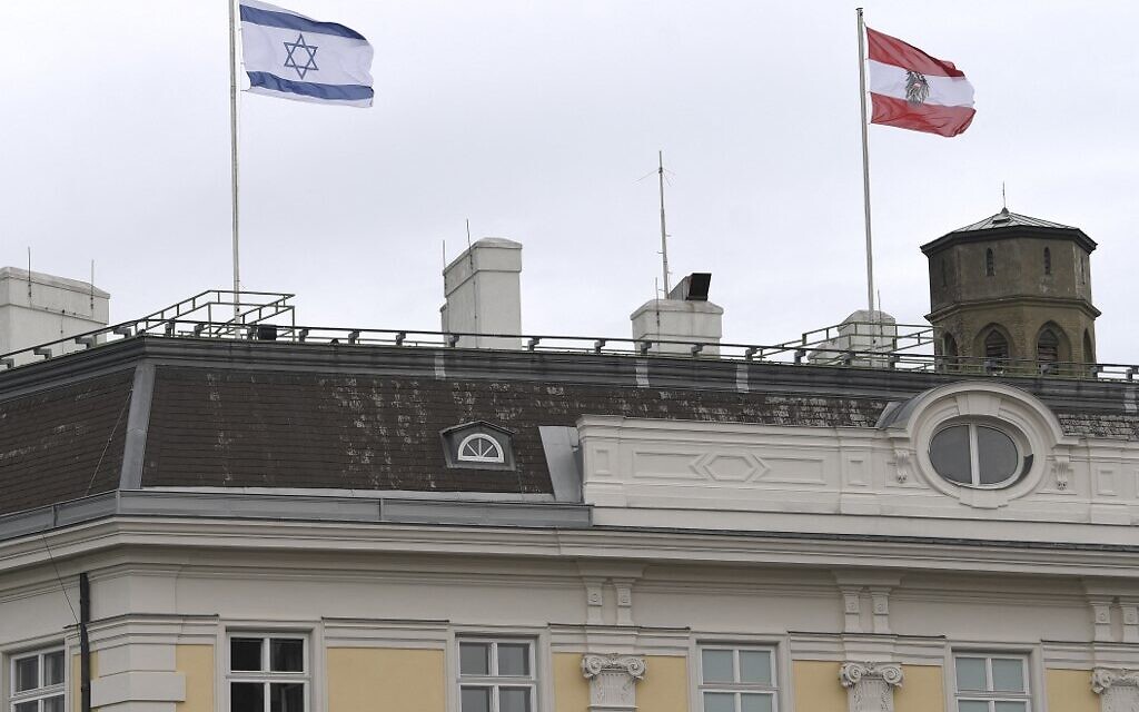 Le drapeau israélien hissé sur le batiment de la chancellerie autrichienne, à Vienne, le 14 mai 2021. (Crédit : HELMUT FOHRINGER / APA / AFP)