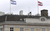 Le drapeau israélien hissé sur le batiment de la chancellerie autrichienne, à Vienne, le 14 mai 2021. (Crédit : HELMUT FOHRINGER / APA / AFP)