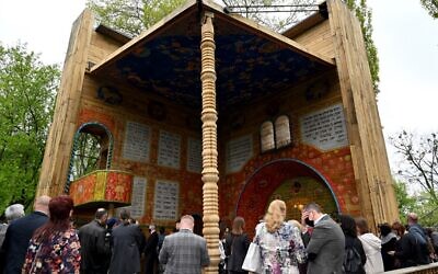 Cérémonie d'ouverture d'une synagogue symbolique à Babi Yar (Babyn Yar), un endroit de Kiev où les nazis ont abattu plus de 100 000 Juifs entre 1941 et 1944 - dont 34 000 en deux jours, le 14 mai 2021 (Crédit : Sergei SUPINSKY / AFP)