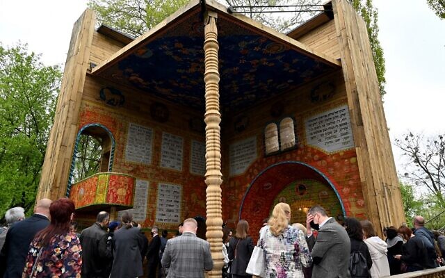 Cérémonie d'ouverture d'une synagogue symbolique à Babi Yar (Babyn Yar), un endroit de Kiev où les nazis ont abattu plus de 100 000 Juifs entre 1941 et 1944 - dont 34 000 en deux jours, le 14 mai 2021 (Crédit : Sergei SUPINSKY / AFP)