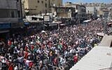 Des manifestants jordaniens participent à un rassemblement pour exprimer leur solidarité avec le peuple palestinien, dans la capitale Amman, le 14 mai 2021 (Crédit : Khalil MAZRAAWI / AFP)