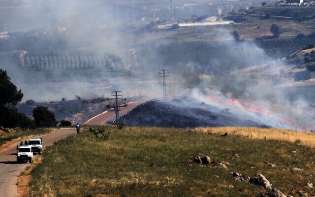 Les forces de maintien de la paix eu Liban regardent un feu déclenché lors d'un rassemblement propalestinien sur la frontière avec Israël, le 14 mai 2021. (Crédit : Mahmoud ZAYYAT / AFP)