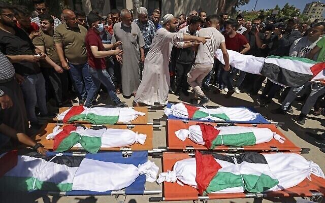 Les funérailles des huit membres des familles Abu Hatab et al-Hadidi à Gaza City, le 15 mai 2021. (Crédit : MAHMUD HAMS / AFP) Les funérailles des huit membres des familles Abu Hatab et al-Hadidi à Gaza City, le 15 mai 2021. (Crédit : MAHMUD HAMS / AFP)