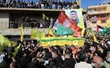 Des personnes en deuil portent le cercueil de Mohamad Kassem Tahan, membre du mouvement Hezbollah soutenu par l'Iran, tué un jour plus tôt à la frontière avec le Liban, lors de ses funérailles dans le sud du Liban village d'Adloun, le 15 mai 2021. - Des centaines de personnes brandissant des drapeaux palestiniens et les couleurs jaunes du Hezbollah se sont rassemblées pour les funérailles. (Crédit : Anwar AMRO / AFP)