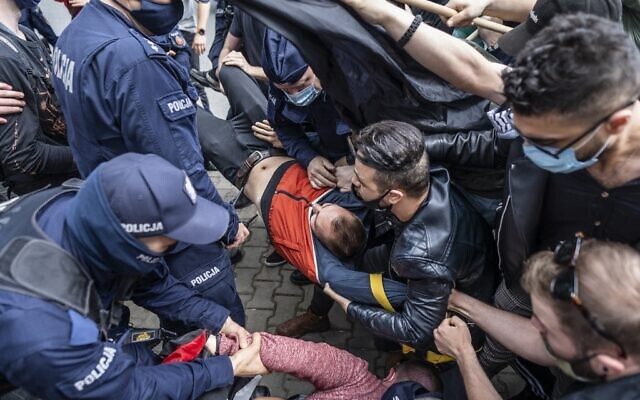 La police tente d'arrêter l'un des participants à une manifestation pro-Palestiniens appelés sur le conflit en cours avec Israël devant l'ambassade d'Israël à Varsovie, le 15 mai 2021 (Crédit : Wojtek RADWANSKI / AFP) La police tente d'arrêter l'un des participants à une manifestation pro-Palestiniens appelés sur le conflit en cours avec Israël devant l'ambassade d'Israël à Varsovie, le 15 mai 2021 (Crédit : Wojtek RADWANSKI / AFP)