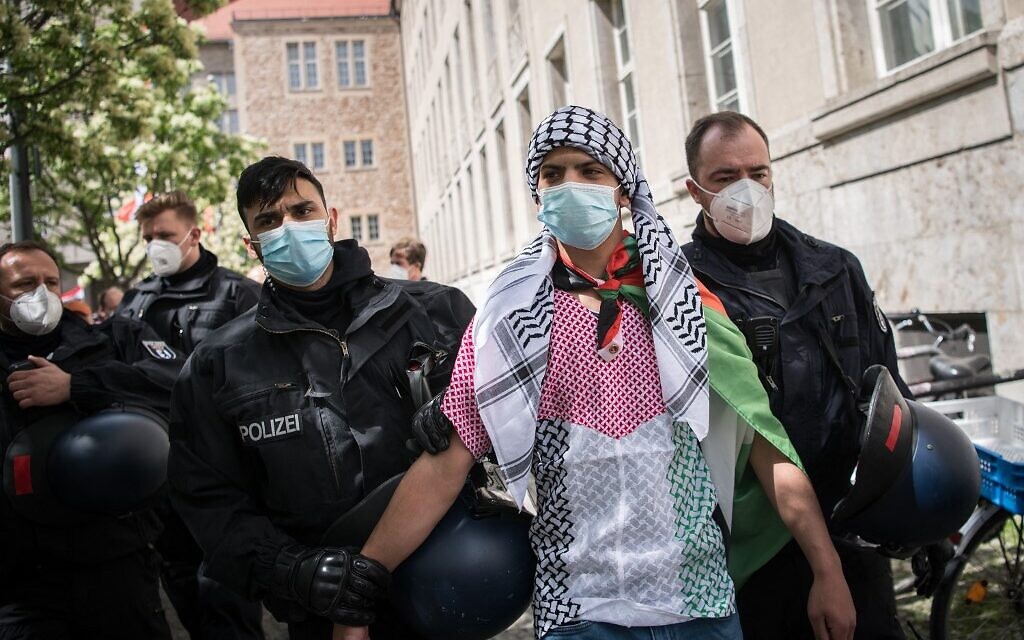 Un homme est détenu par la police lors d'une manifestation le 15 mai 2021 à Berlin. - (Crédit : STEFANIE LOOS / AFP)