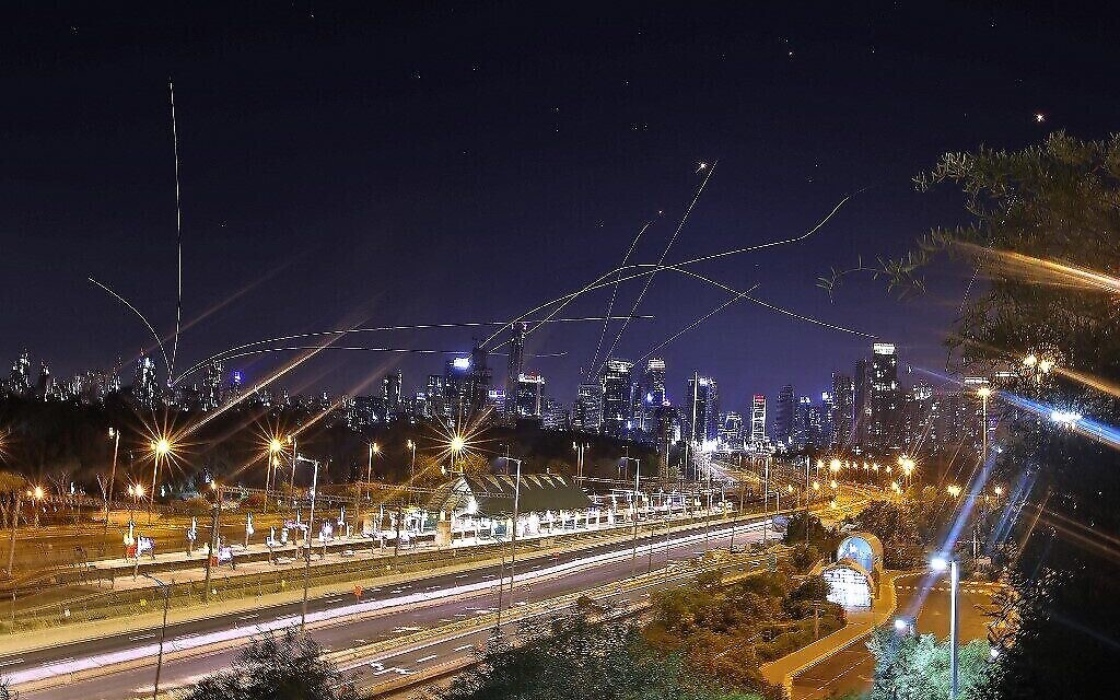 Le système de défense aérienne israélien Dôme de fer intercepte des roquettes au-dessus de la ville côtière de Tel Aviv, le 15 mai 2021, après leur lancement depuis la bande de Gaza contrôlée par le mouvement terroriste palestinien Hamas. (Crédit : Ahmad Gharabli / AFP)