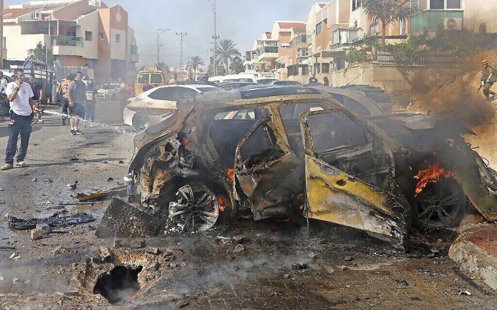 Des volontaires de ZAKA Jérusalem et des policiers de la division médico-légale de la police israélienne travaillent sur les lieux. d'un attentat à la voiture-bélier à Sheikh Jarrah, le 16 mai 2021 (Crédit : ZAKA)