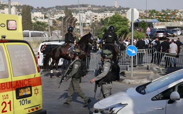 La police des frontières israélienne et la police montée sur les lieux d'une attaque à la voiture-bélier qui a fait plusieurs blessés à Jérusalem-Est, le 16 mai 2021. (Crédit : Menahem KAHANA / AFP)