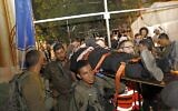 Les médecins et les forces israéliennes évacuent les blessés suite à l'effondrement d'un gradin dans une synagogue de l'implantation de Givat Zeev, en Cisjordanie, le 16 mai 2021. (Crédit : Gil COHEN-MAGEN / AFP)