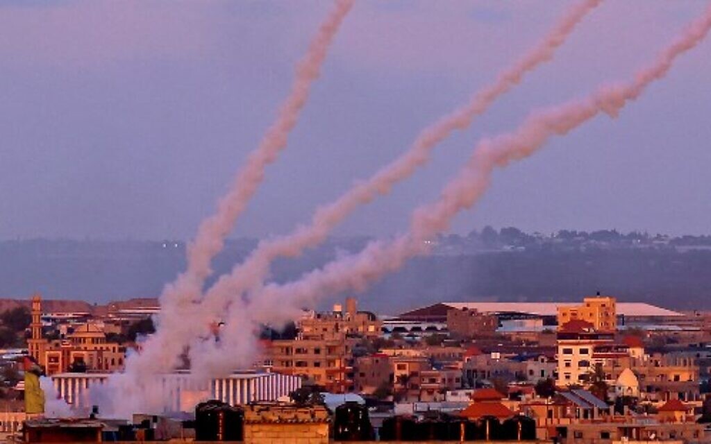 Des roquettes lancées vers Israël depuis le sud de la bande de Gaza, le 17 mai 2021. (Crédit : SAID KHATIB / AFP)