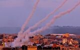 Des roquettes lancées vers Israël depuis le sud de la bande de Gaza, le 17 mai 2021. (Crédit : SAID KHATIB / AFP)