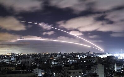 Des roquettes lancées vers Israël depuis Gaza City. (Crédit : MAHMUD HAMS / AFP)