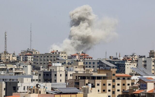 Une boule de feu s'élève d'un quartier résidentiel de Gaza City suite à une frappe israélienne dans l'enclave contrôlée par le Hamas suite à un tir de roquette. (Crédit : MAHMUD HAMS / AFP) Une boule de feu s'élève d'un quartier résidentiel de Gaza City suite à une frappe israélienne dans l'enclave contrôlée par le Hamas suite à un tir de roquette. (Crédit : MAHMUD HAMS / AFP)