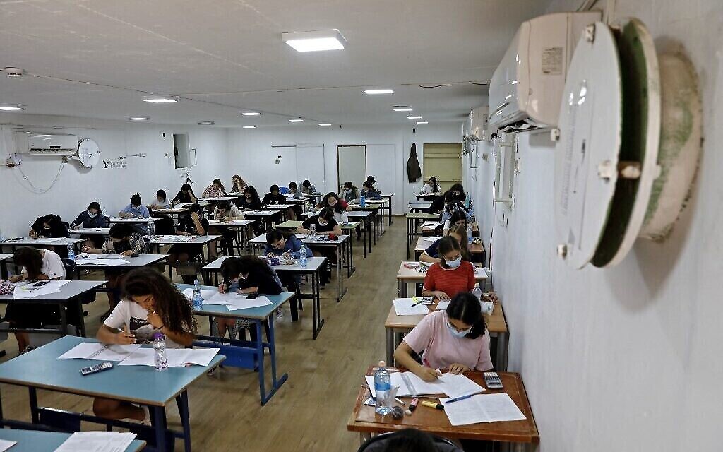Des étudiants passent une épreuve du bac dans un abri dans le village de Tzafria, dans le centre d'Israël, le 20 mai 2021. (Crédit : Gil COHEN-MAGEN / AFP)
