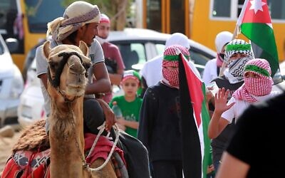 Des partisans des Frères musulmans de Jordanie participent à une manifestation dans le village de Sweimeh, près de la frontière jordanienne avec la Cisjordanie occupée, le 21 mai 2021, pour exprimer leur solidarité avec les Palestiniens et célébrer le cessez-le-feu. (Crédit : Khalil MAZRAAWI / AFP)