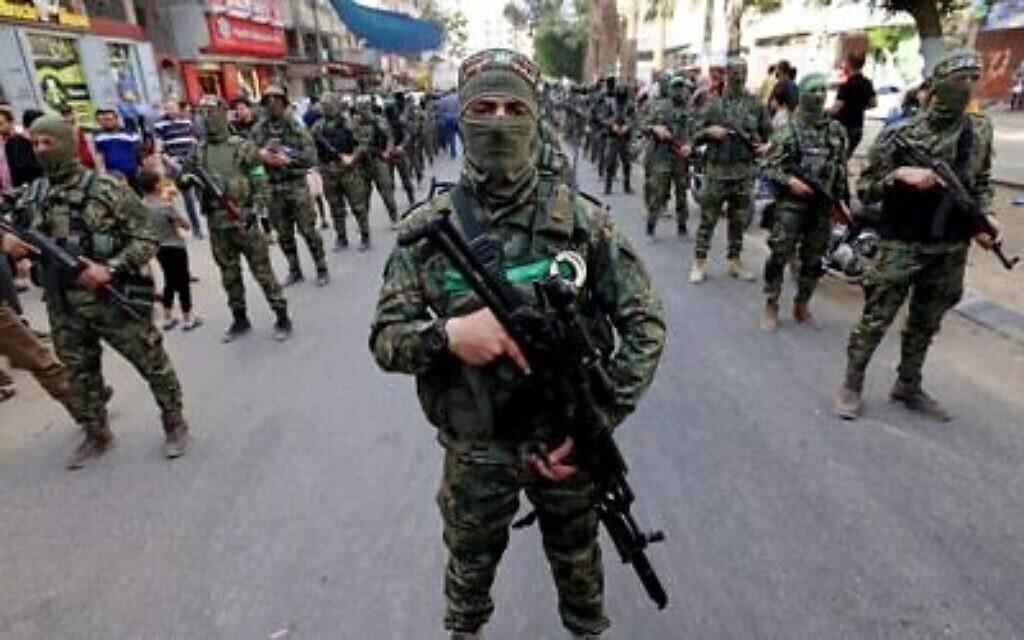 Les membres des Brigades Ezzedine Al-Qassam, aile armée du groupe terroriste du Hamas, défilent à Gaza City le 22 mai 2021. (Crédit : Emmanuel Dunand/AFP)