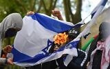 Des activistes propalestiniens et leurs partisans brûlent un drapeau israélien lors d'une manifestation en soutien aux Palestiniens devant l'ambassade d'Israël à Londres, le 22 mai 2021. (Crédit :  JUSTIN TALLIS / AFP)