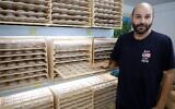 L'homme d'affaires koweïtien Jassem Buabbas montre des super vers dans sa ferme de Kabad, à 50 km au nord-ouest de Koweït City, le 20 mai 2021. (Crédit : YASSER AL-ZAYYAT / AFP)