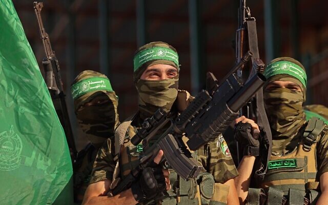 Des membres des Brigades Al-Qassam, la branche armée du Hamas, lors d'un rassemblement dans la ville de Gaza, le 24 mai 2021. (Crédit : Mahmud Hams / AFP) Des membres des Brigades Al-Qassam, la branche armée du Hamas, lors d'un rassemblement dans la ville de Gaza, le 24 mai 2021. (Crédit : Mahmud Hams / AFP)