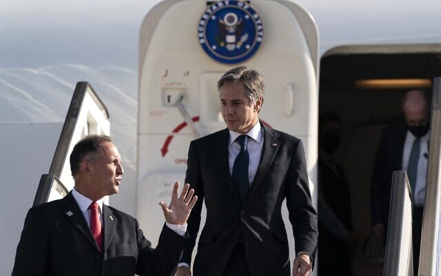 Le secrétaire d'Etat américain Antony Blinken accueilli par le chef du protocole Gil Haskelas, à son arrivée à l'aéroport Ben Gurion à Tel Aviv, le 25 mai 2021. (Crédit : Alex Brandon / POOL / AFP)