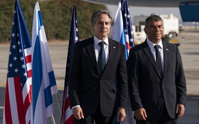 Le secrétaire d'Etat américain Antony Blinken avec le ministre des Affaires étrangères israélien Gabi Ashkenazi, à son arrivée à l'aéroport Ben Gurion à Tel Aviv, le 25 mai 2021. (Crédit : Alex Brandon / POOL / AFP)