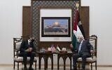 Le secrétaire d'État Antony Blinken, à gauche, s'entretient avec le président de l'Autorité palestinienne Mahmoud Abbas, le 25 mai 2021, dans la ville de Ramallah, en Cisjordanie. (Crédit: Alex Brandon/Pool/AFP)