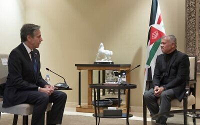 Le secrétaire d'État américain Antony Blinken (à gauche) rencontre le roi Abdallah II de Jordanie à Bayt Al-Urdon dans la capitale jordanienne d'Amman le 26 mai 2021. (Crédit : Alex Brandon / POOL / AFP)