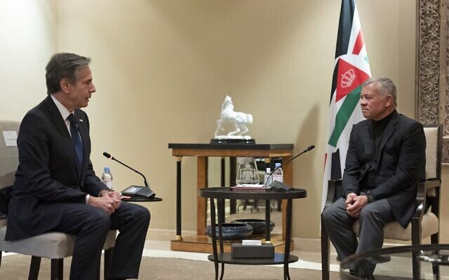 Le secrétaire d'État américain Antony Blinken (à gauche) rencontre le roi Abdallah II de Jordanie à Bayt Al-Urdon dans la capitale jordanienne d'Amman le 26 mai 2021. (Crédit : Alex Brandon / POOL / AFP) Le secrétaire d'État américain Antony Blinken (à gauche) rencontre le roi Abdallah II de Jordanie à Bayt Al-Urdon dans la capitale jordanienne d'Amman le 26 mai 2021. (Crédit : Alex Brandon / POOL / AFP)