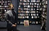 Le président français Emmanuel Macron regarde les images des victimes du génocide exposées lors de sa visite du Mémorial du génocide de Kigali, où sont enterrées quelque 250 000 victimes des massacres, à Kigali, au Rwanda, le 27 mai 2021. (Crédit : Ludovic Marin/AFP)