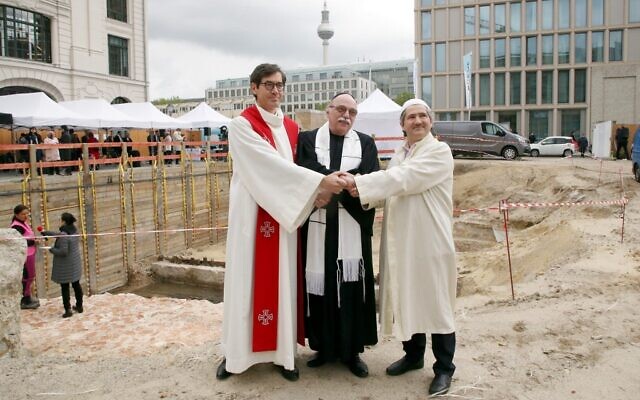 Le pasteur Gregor Hohberg, le rabbin Andreas Nachama et l'imam Kadir Sanci posent pendant la cérémonie d'inauguration du bâtiment multireligieux "House Of One" le 27 mai 2021. (Crédit : Wolfgang Kumm / dpa / AFP) Le pasteur Gregor Hohberg, le rabbin Andreas Nachama et l'imam Kadir Sanci posent pendant la cérémonie d'inauguration du bâtiment multireligieux "House Of One" le 27 mai 2021. (Crédit : Wolfgang Kumm / dpa / AFP)