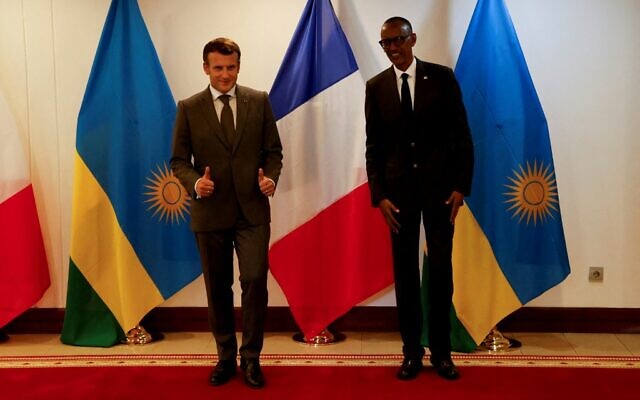 Le président français Emmanuel Macron lève le pouce alors qu'il se tient à côté du président rwandais Paul Kagame après leur conférence de presse et avant leur dîner officiel au palais présidentiel avant leur rencontre bilatérale à Kigali le 27 mai 2021. (Crédit : Ludovic MARIN / AFP) Le président français Emmanuel Macron lève le pouce alors qu'il se tient à côté du président rwandais Paul Kagame après leur conférence de presse et avant leur dîner officiel au palais présidentiel avant leur rencontre bilatérale à Kigali le 27 mai 2021. (Crédit : Ludovic MARIN / AFP)