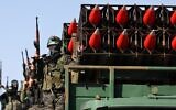 Des membres de l'aile militaire du groupe terroriste Hamas défilent à Khan Yunis, dans le sud de la bande de Gaza, le 27 mai 2021, alors que le Hamas revendique la victoire à l'issue d'un conflit de 11 jours avec Israël. (Crédit : SAID KHATIB / AFP)