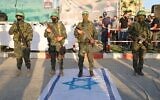 Photo d'illustration : Des membres de l'aile militaire du groupe terroriste du Hamas piétinent un drapeau israélien à Khan Yunis, dans le sud de la bande de Gaza, le 27 mai 2021, alors que le Hamas revendique la victoire après un conflit de 11 jours avec Israël. (Crédit : SAID KHATIB / AFP)